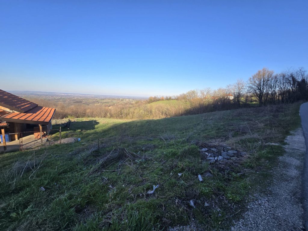 Placevi u Orašcu, pored puta koji ide preko Preseke