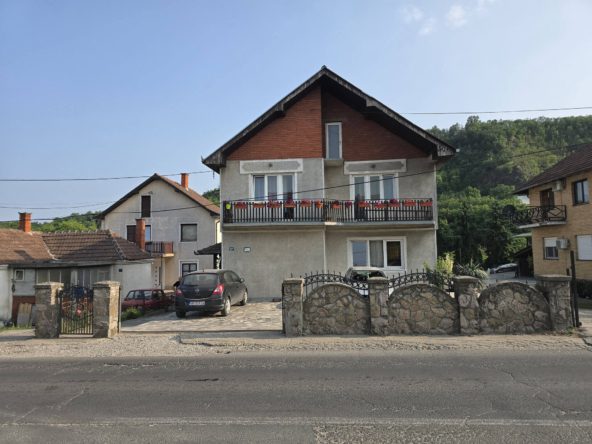 Kuća u Zanatlijskoj, pogled sa ulice, ograda, parking za 3 automobila