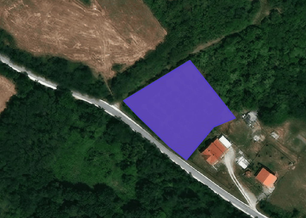 Poljoprivredno zemljište u Orašcu površine 18 ari, voćnjak 2. klase koji se nalazi uz put, dužinom od 50m, 50-ak stabala šljive, put preko Preseke