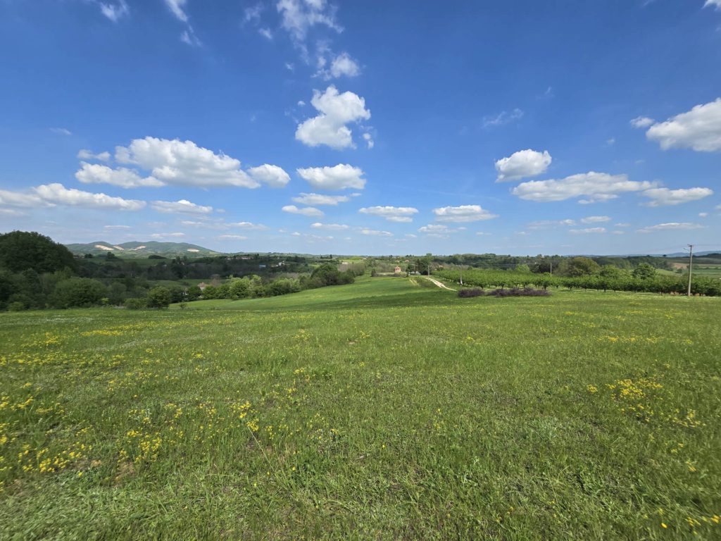Pogled sa placa idealnog za etno selo, sa pogledom na Šumadijsko selo