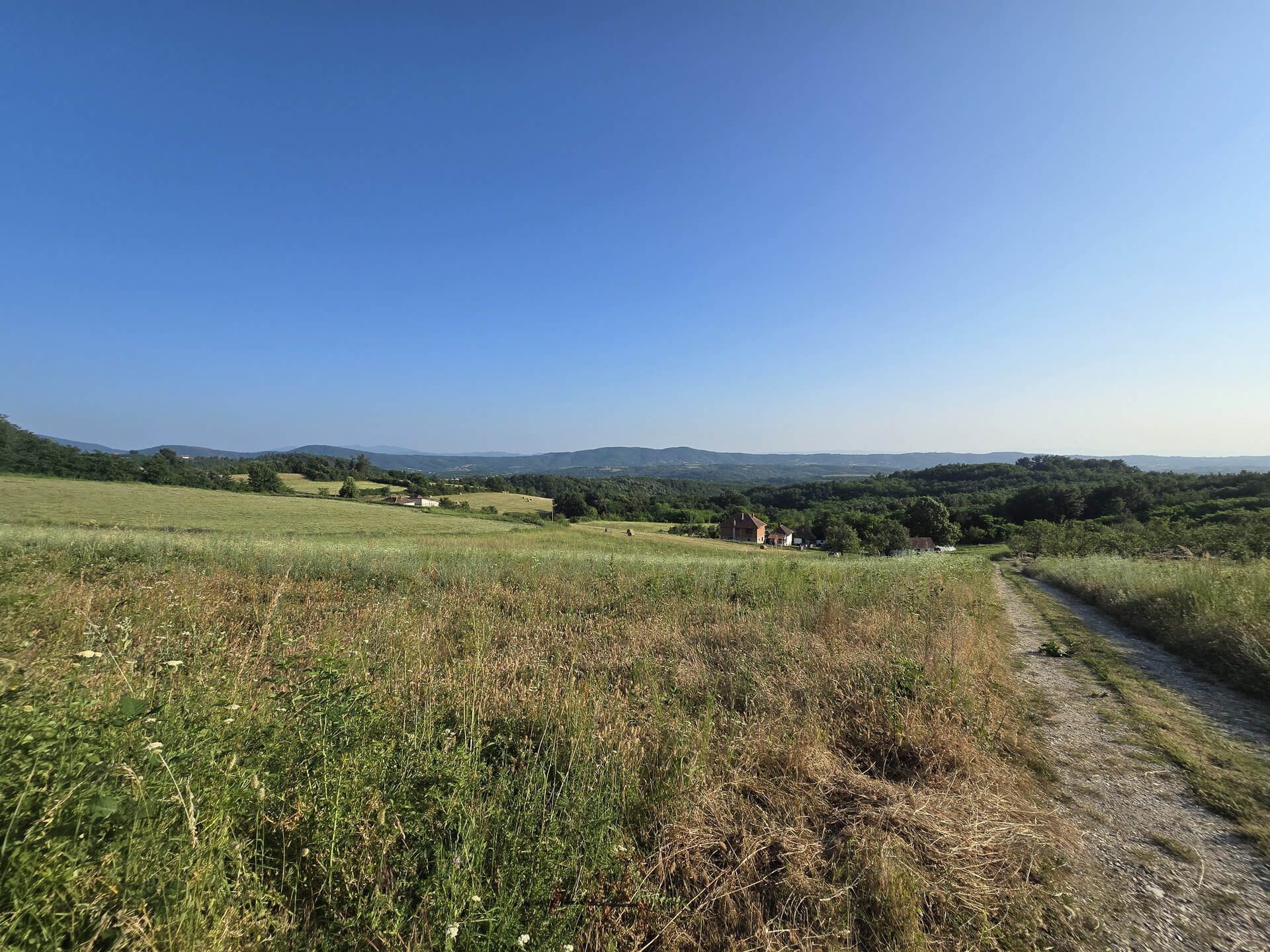 Pogled sa vrha na celo seosko domaćinstvo u Darosavi