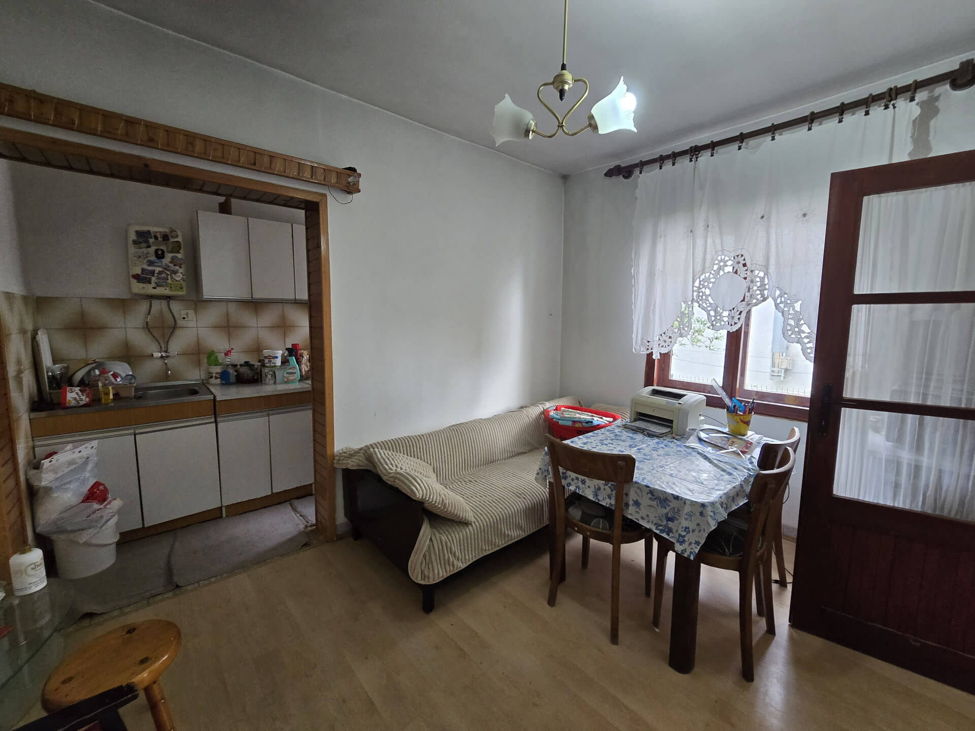 Trpezarija sa stolom za ručavanje i krevetom