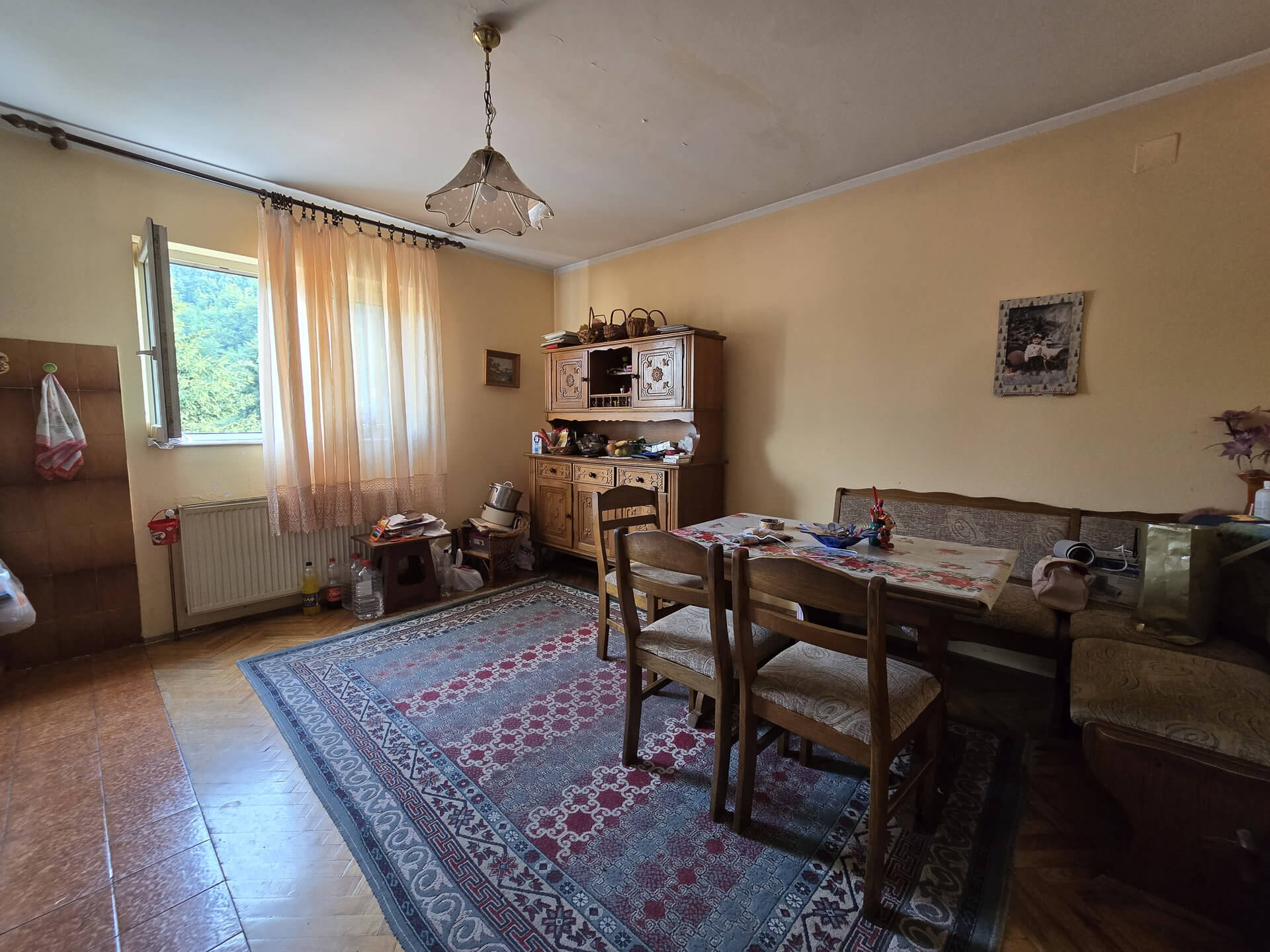 Kuhinja sa trpezarijskim stlom na spratu