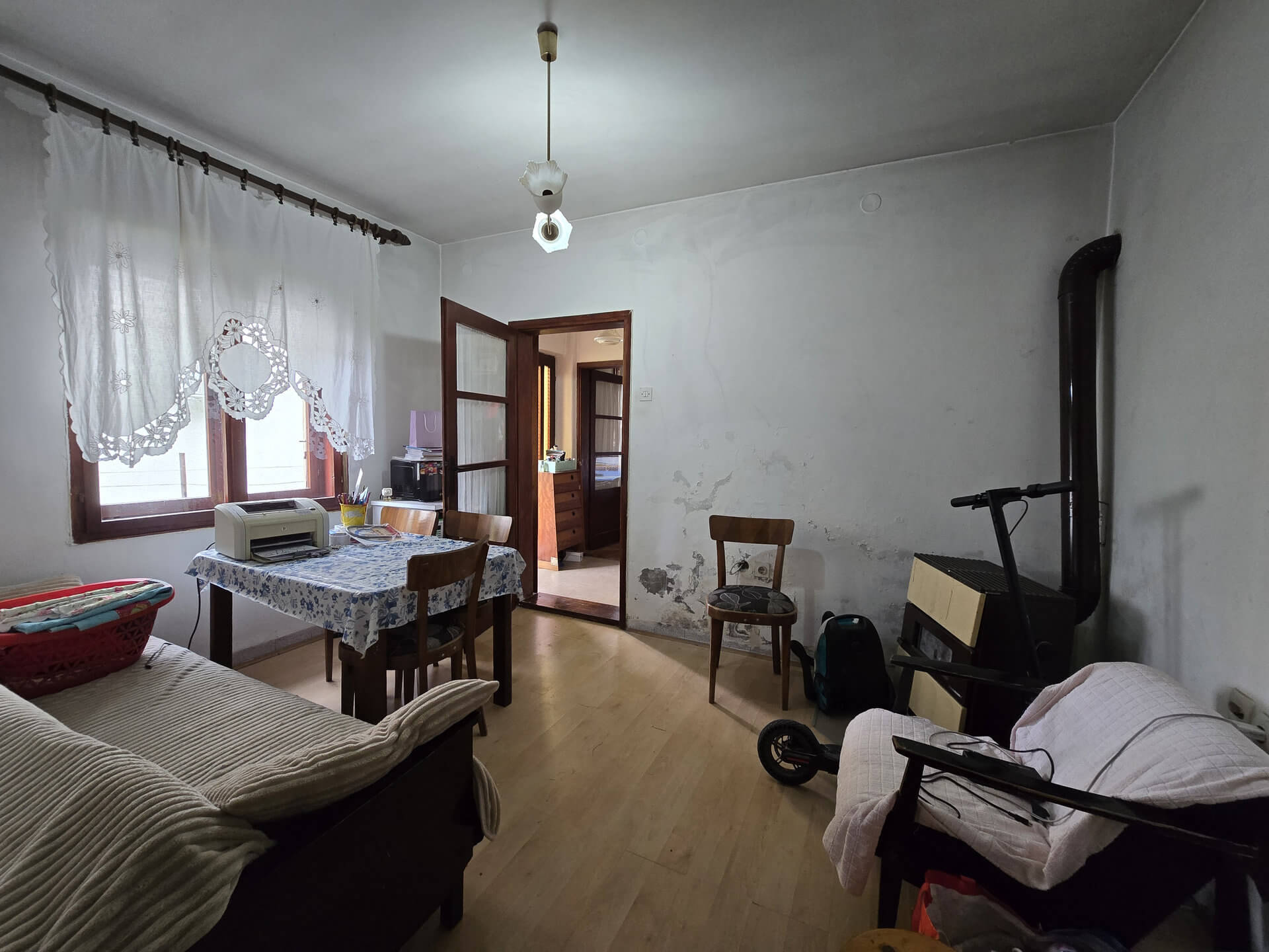Kuhinja sa trpezarijom iz drugog ugla, peć na čvrsto gorivo, kauč