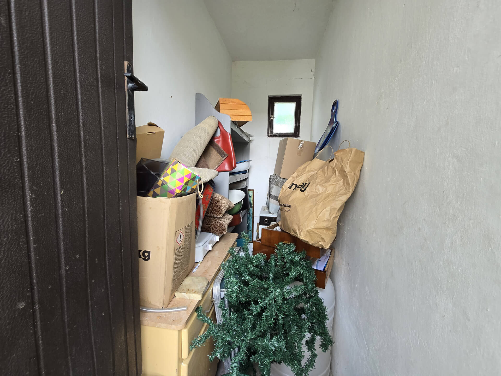 Druga ostava sa prozorom, puna kutija