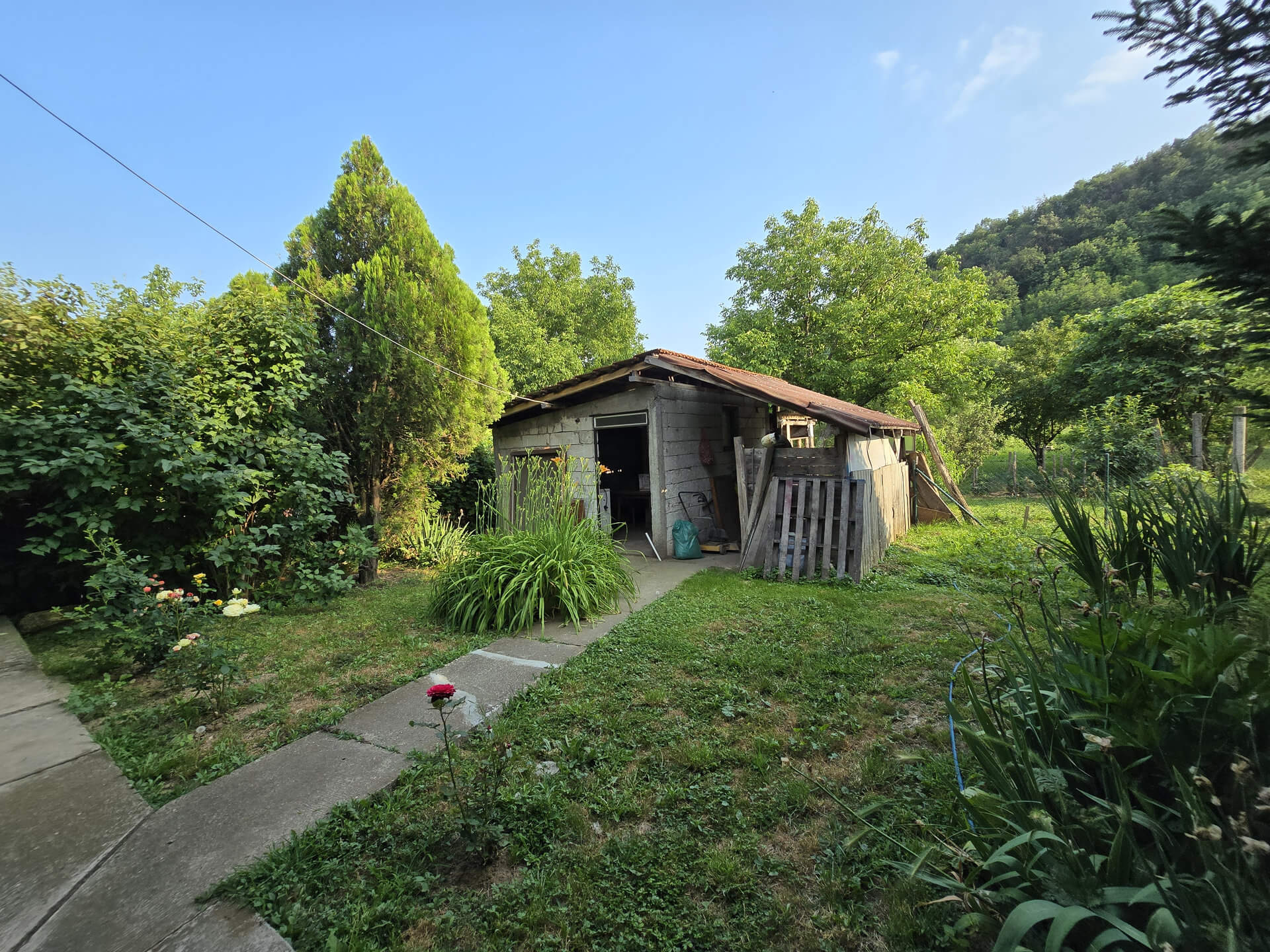 Pomoćni objekat i dvorište puno zelenila