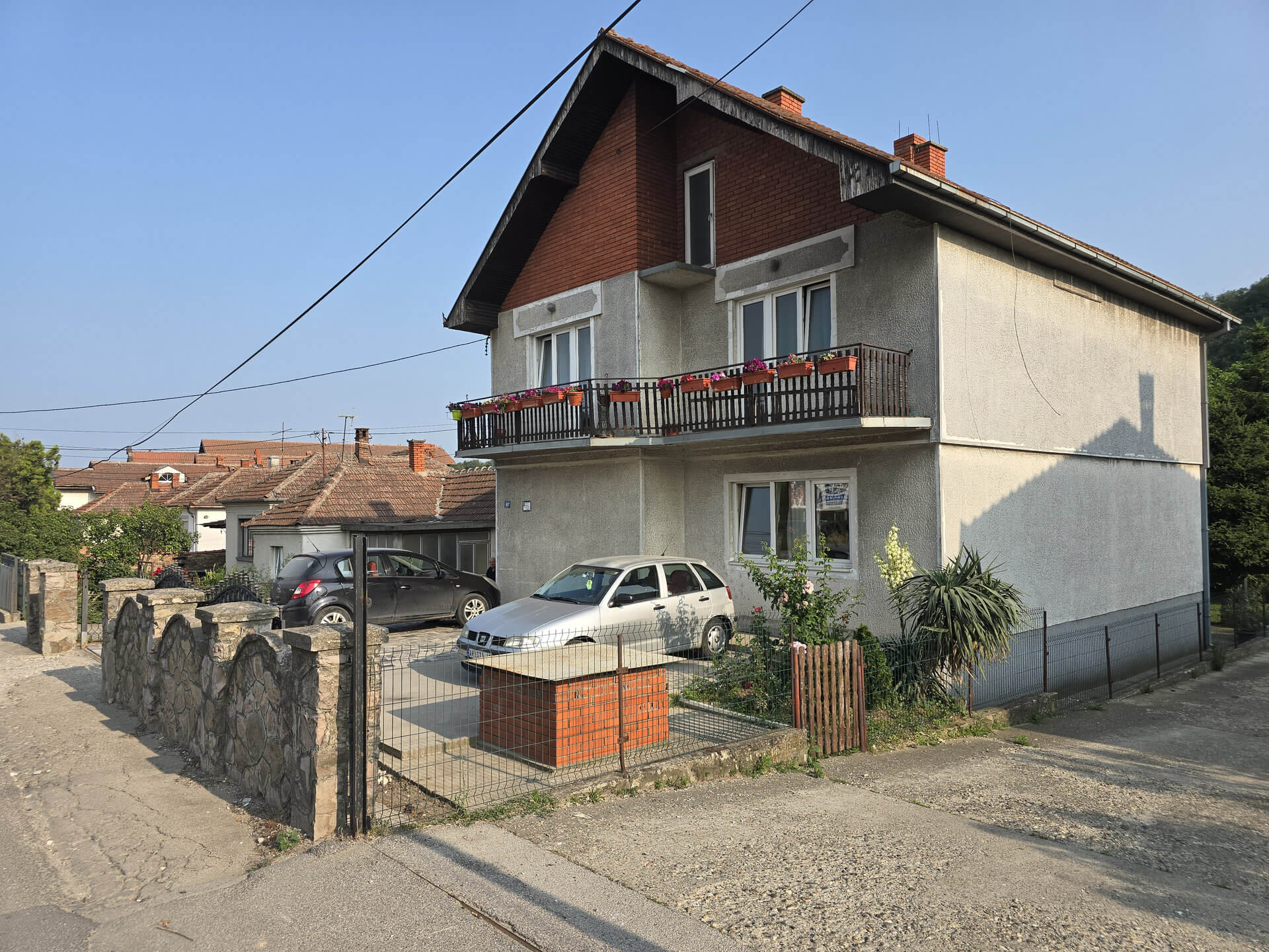 Pogled sa strane, ogrerada od kamena
