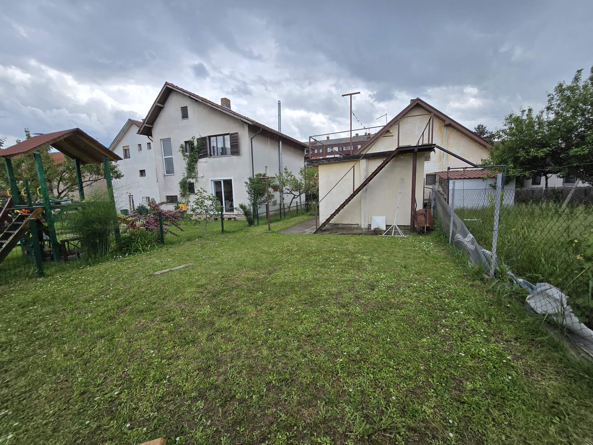 Dvorište iz drugog ugla