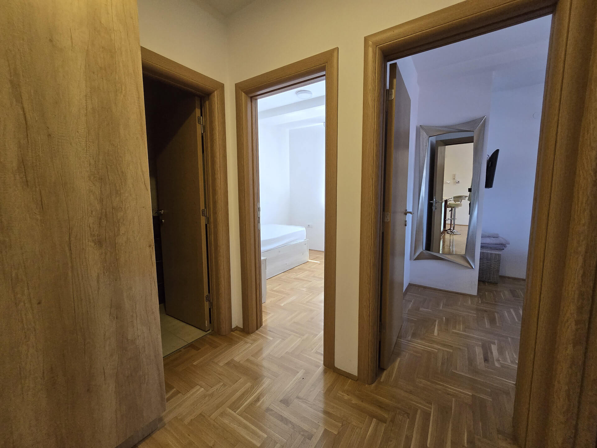 hodnik sa ormarom iz koga se ulazi u 3 sobe i kupatilo