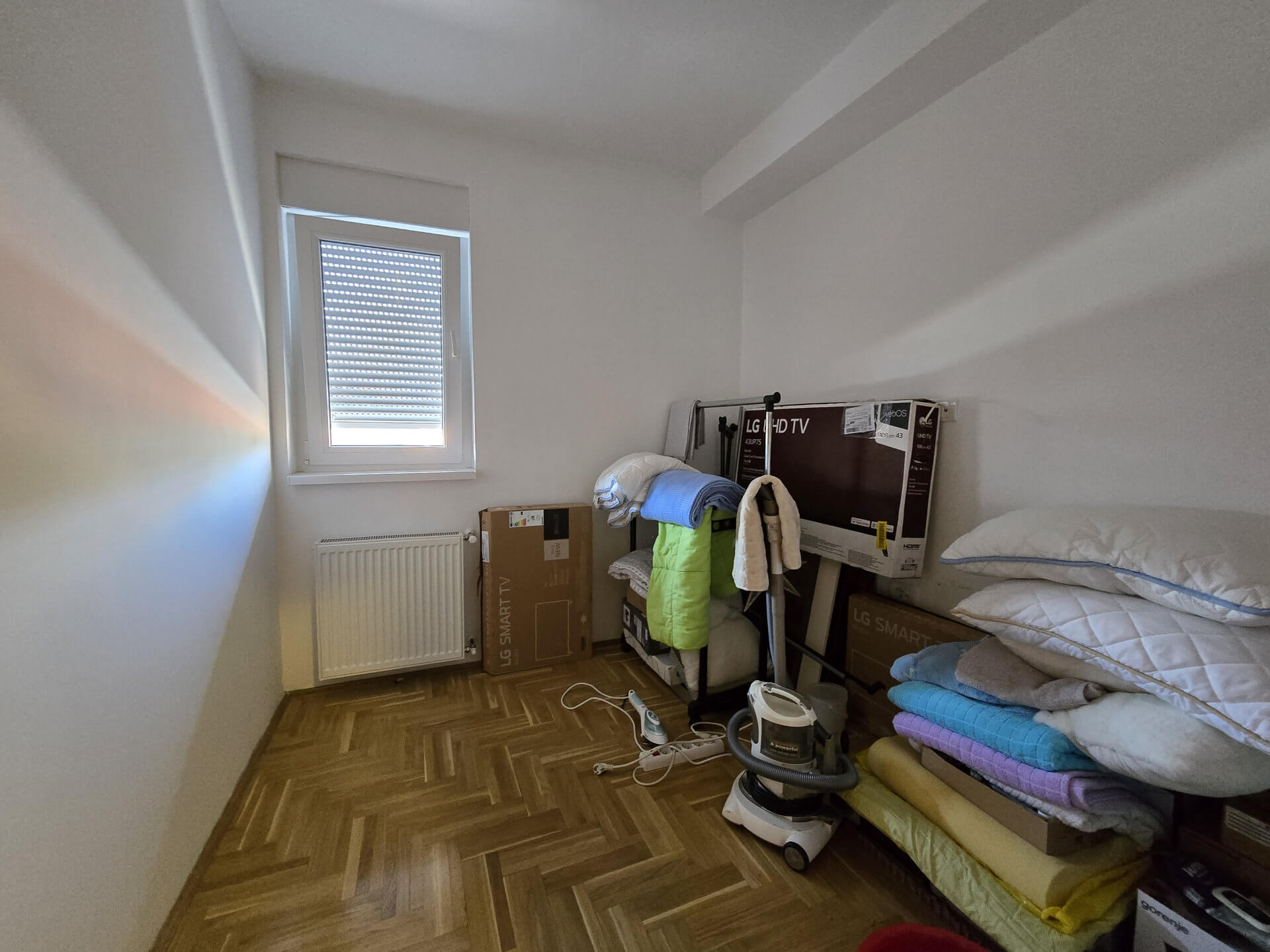 Soba koja nije opremlkjena i koja privremeno služi kao ostava