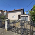 Kuća sa garažom, ravno dvorište, kapija od kovanog gvožđa
