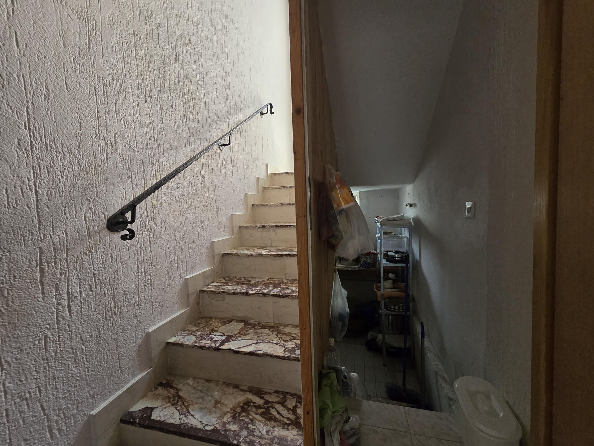 Stepenice koje vode na sprat i ostava ispod stepenica