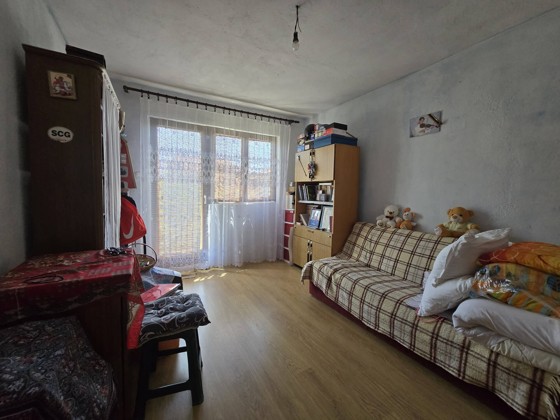 I još jedna spavaća soba, sa dva ormara, krevetom i stolom, takođe ima izlaz na terasu