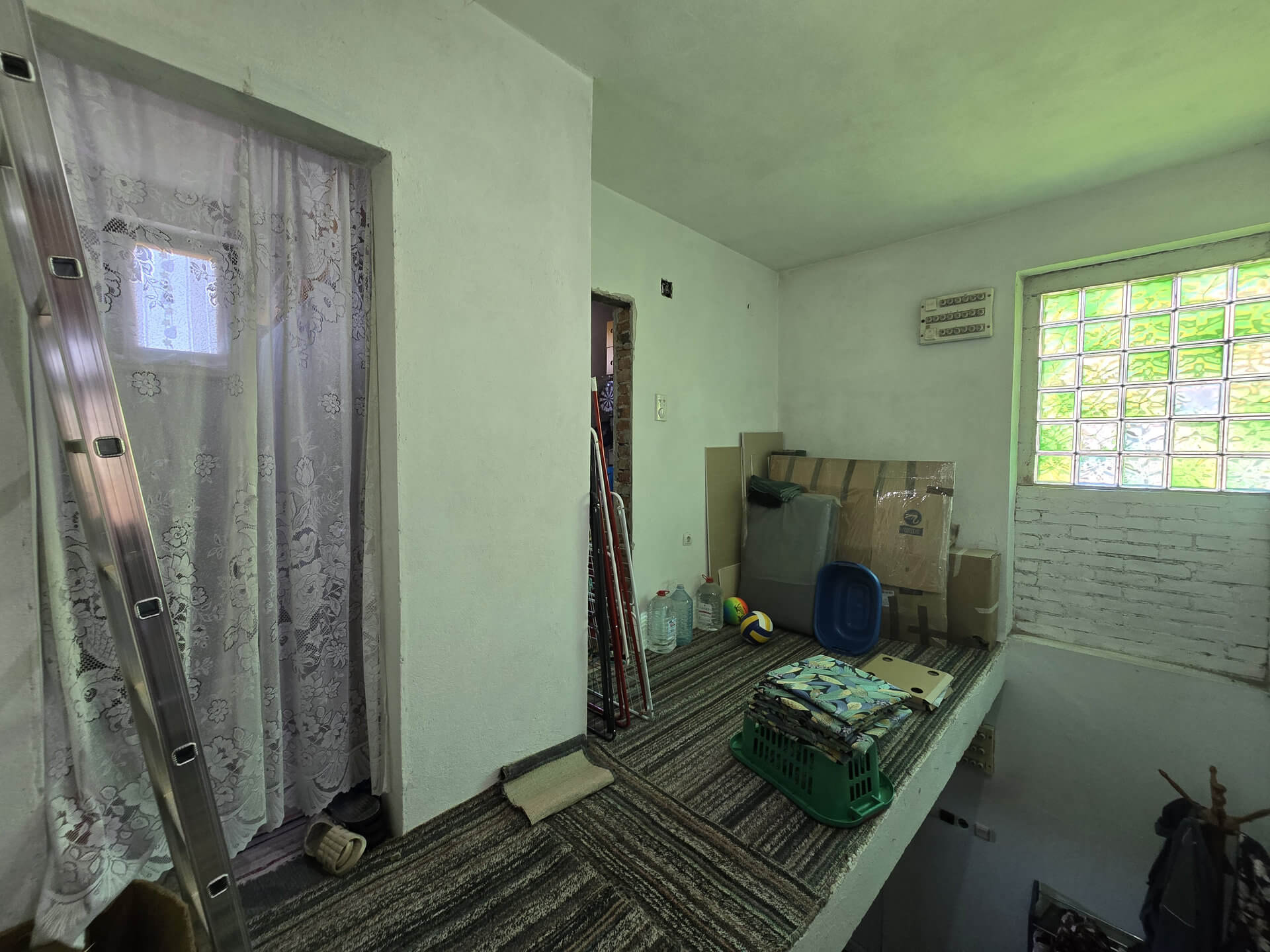 Hodnik na spratu, ulaz u dve prostorije koje nisu dovršene