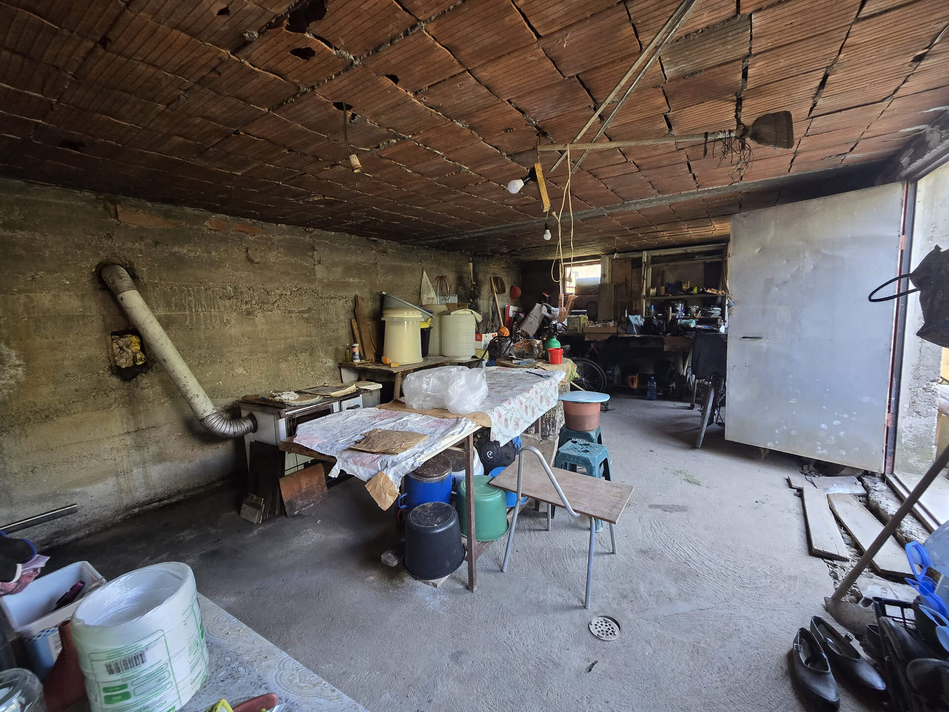 Podrum koji je nedovršen, u njemu se nalaze sto, smederevac