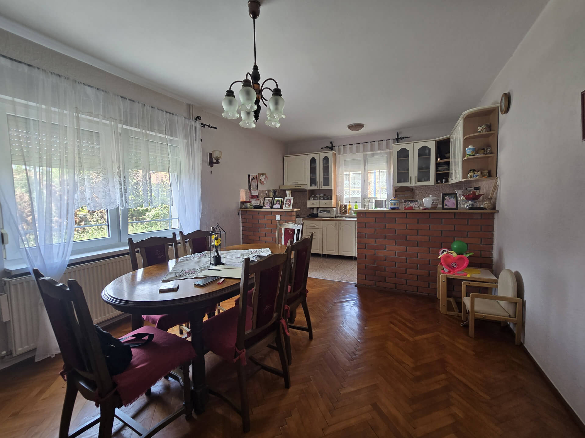 Kuhinja i trpezarija, veliki sto, šank