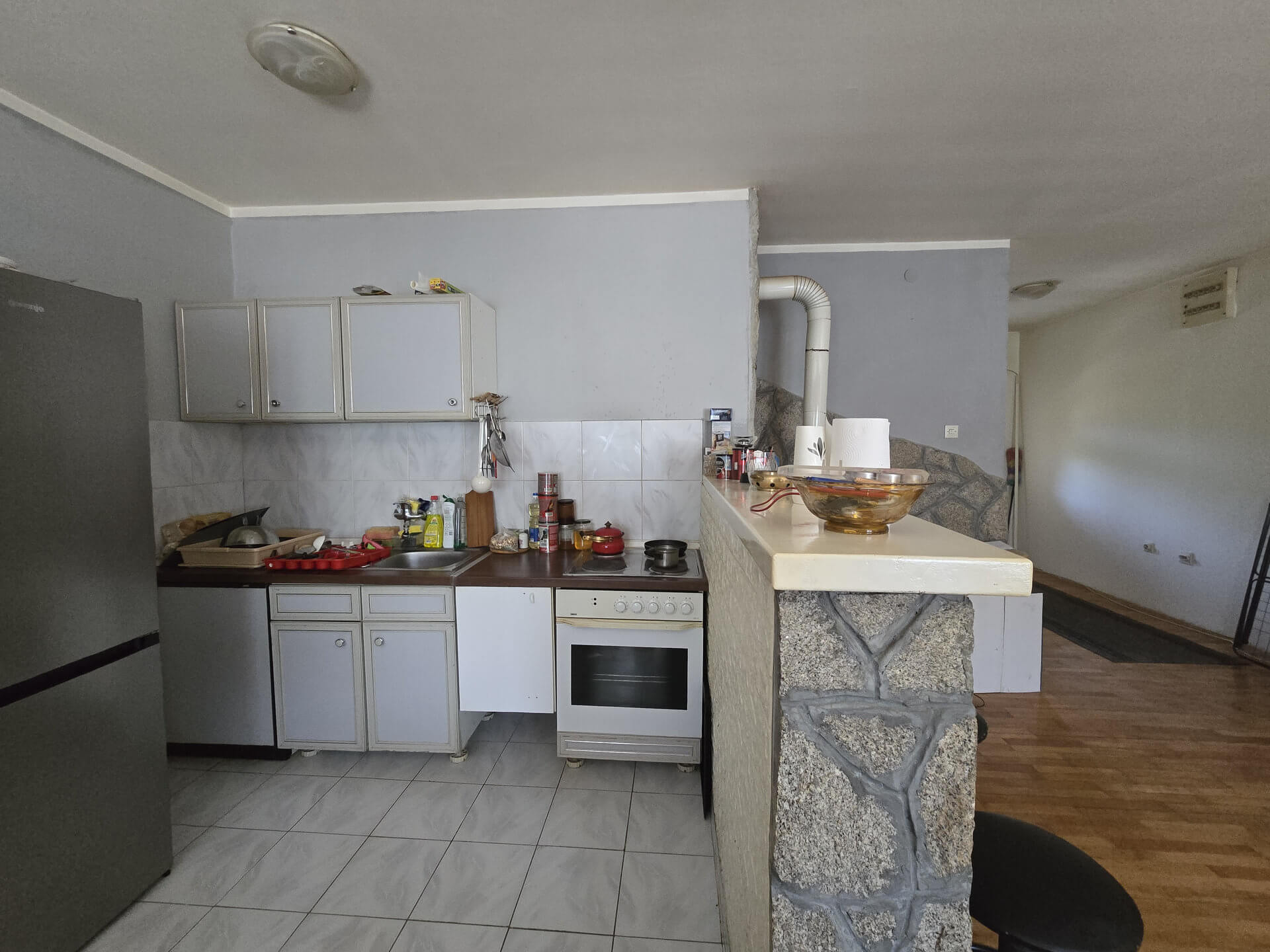 Kuhinja sa šankom, frižider