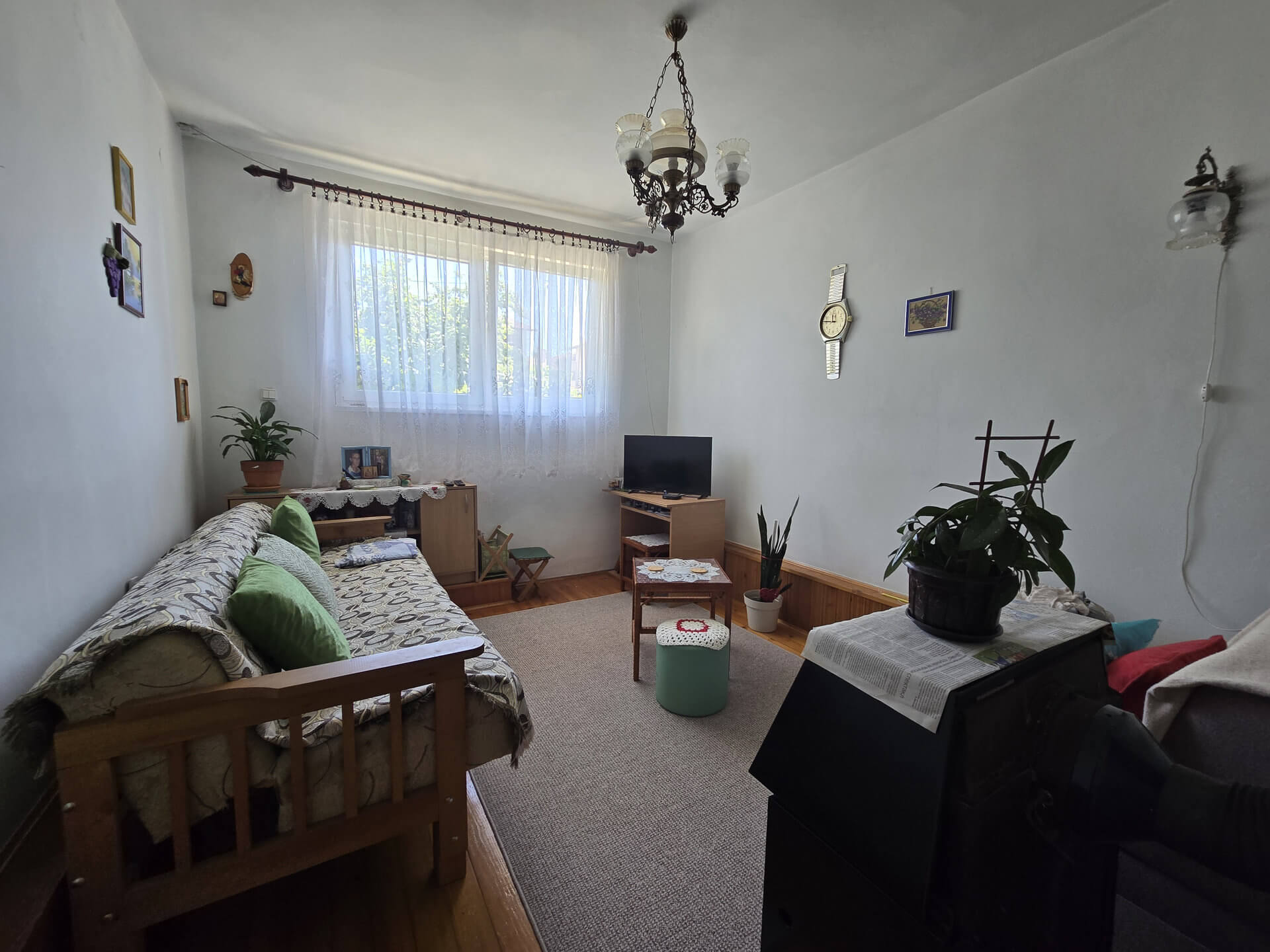 dnevna soba sa trosedom, kaminom, tv