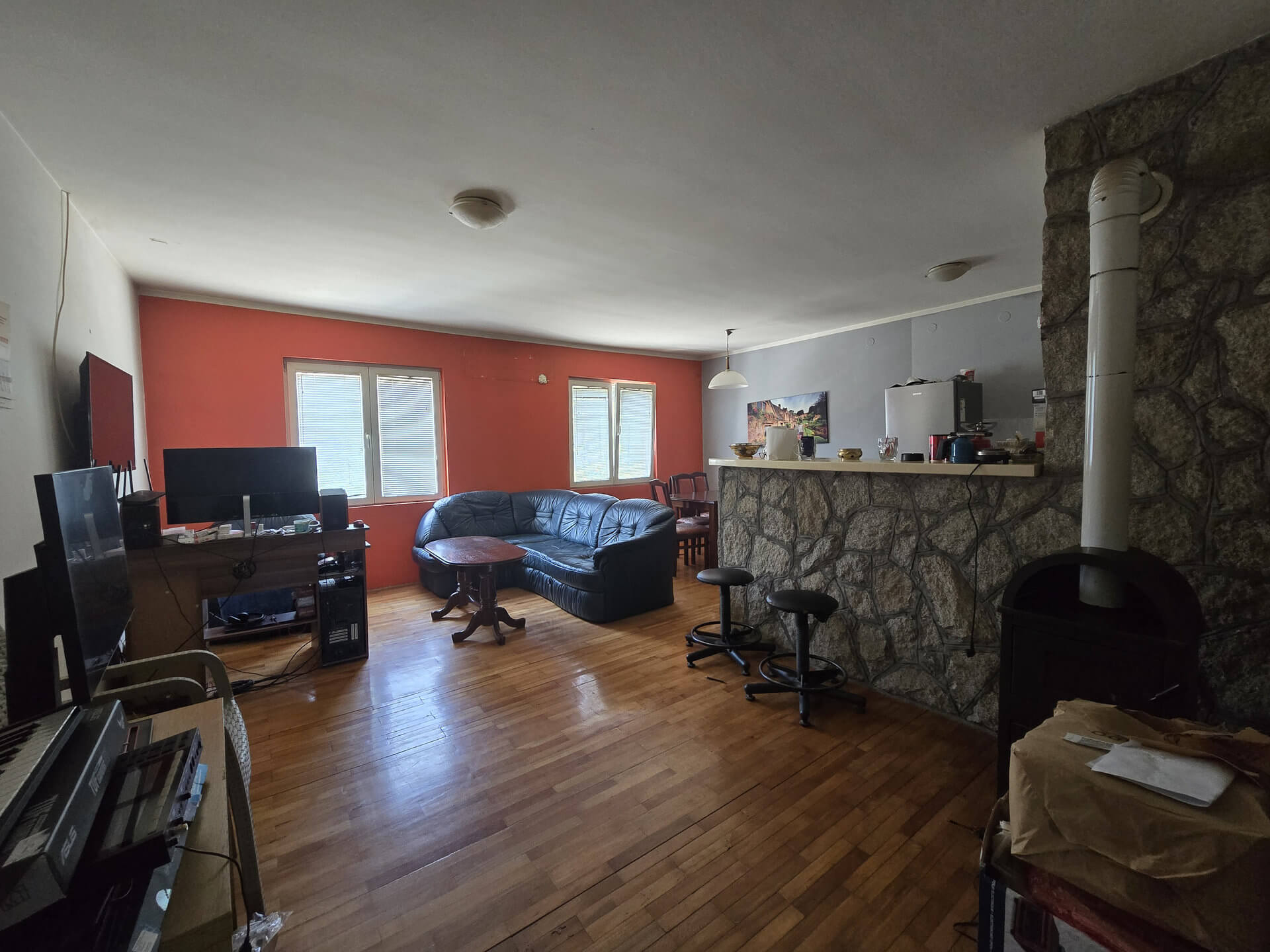 Kameni šank, dnevna sa trpezarijom