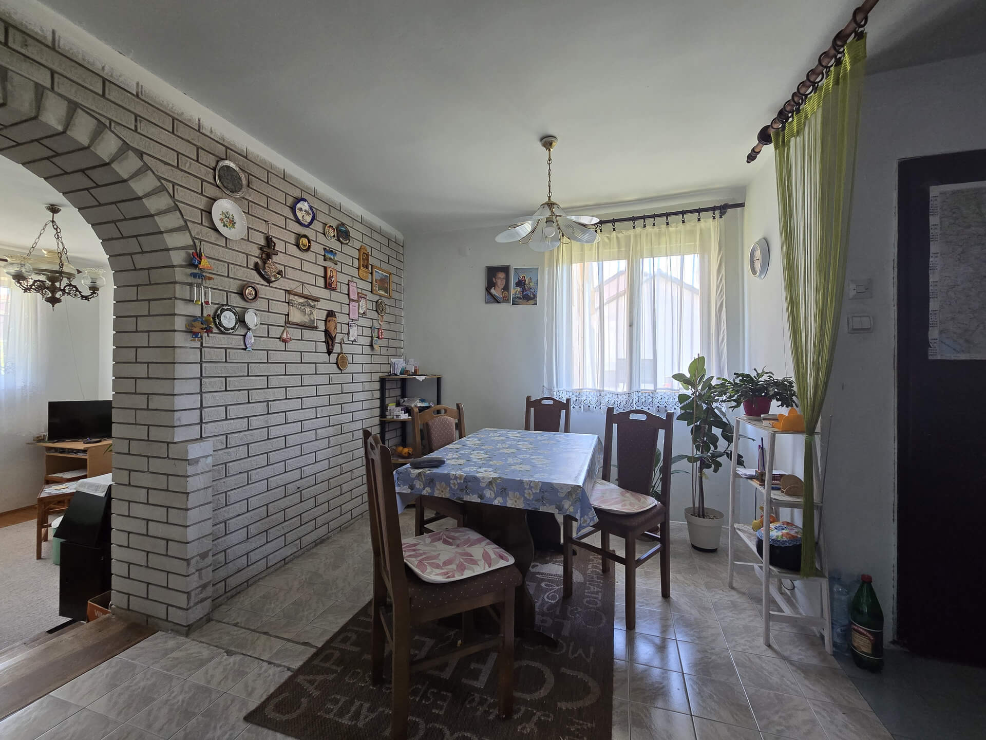 trpezarijski sto, lepo osvetljeno