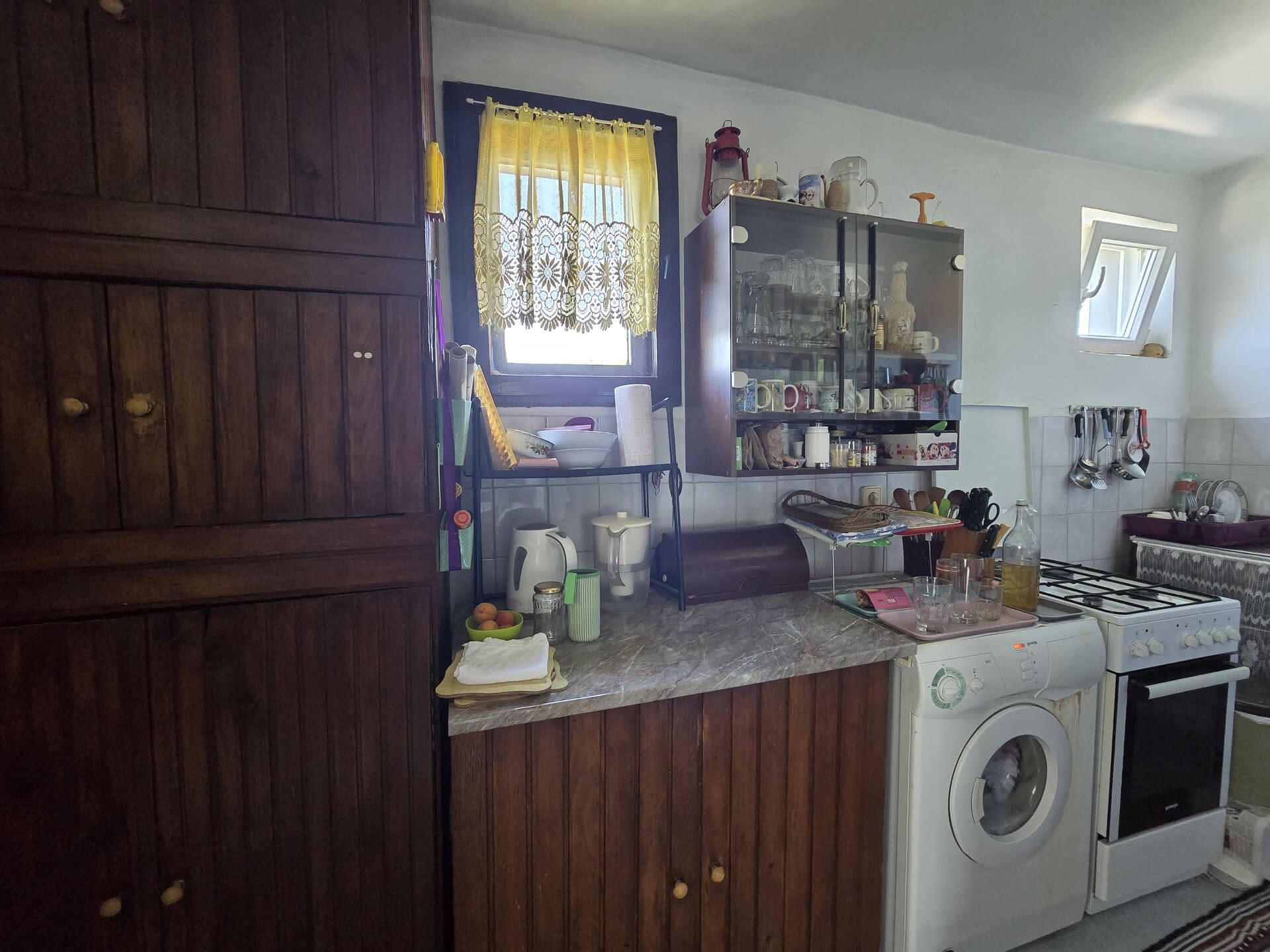 kuhinja sa elementima, veš mašina u kuhinji