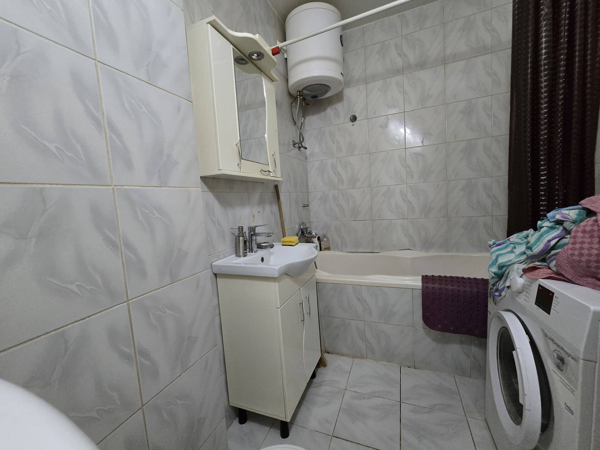 Kupatilo sa kadom i bojlerom