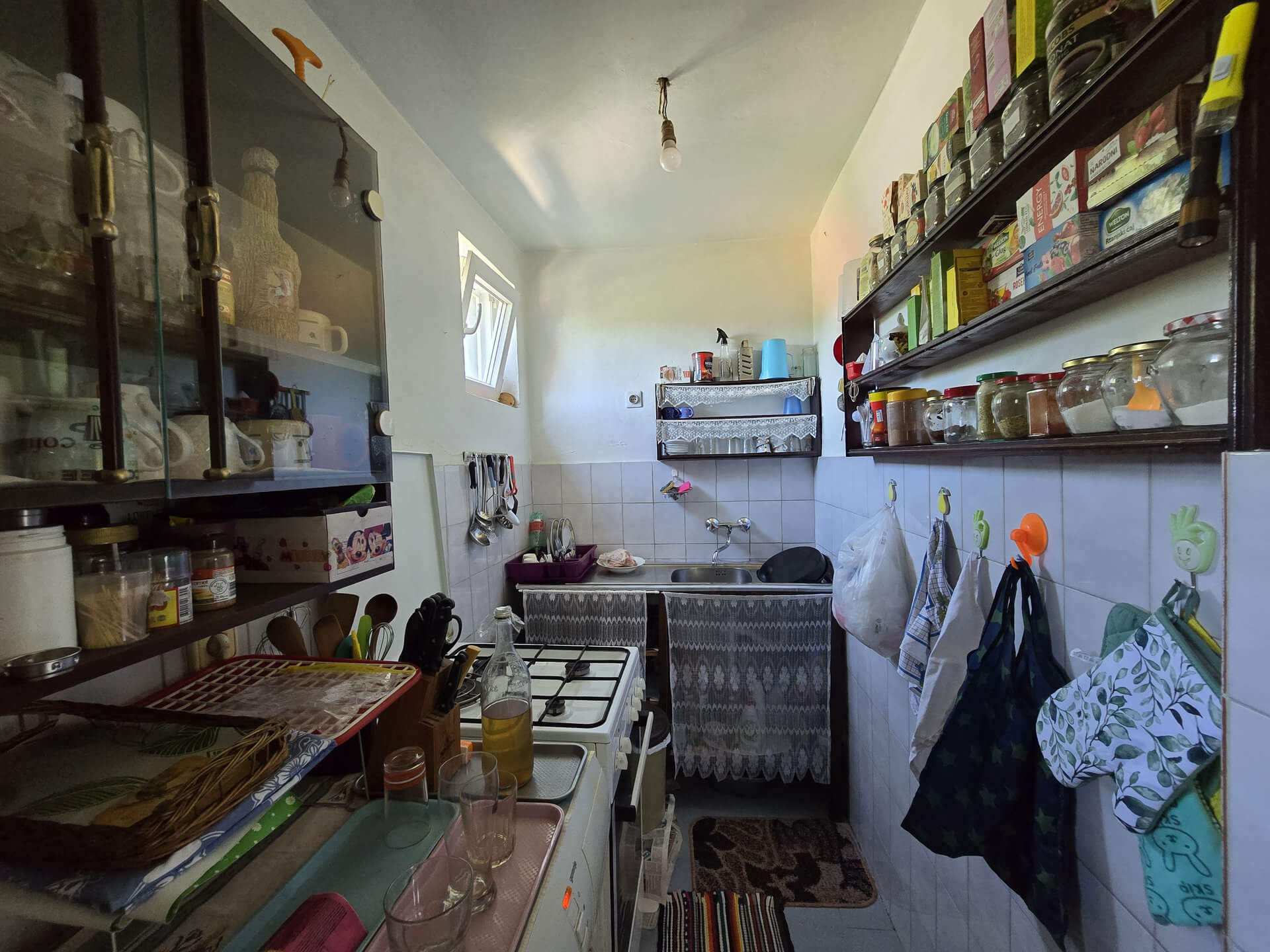 kuhinja, začini na policama, šporet