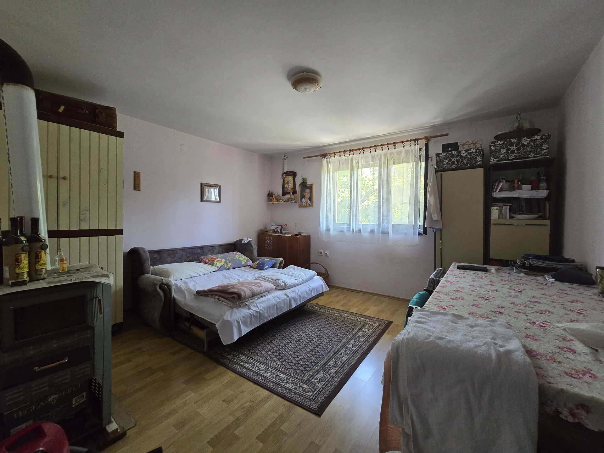 spavaća soba sa krevetom, stolom, dva ormara i kamin