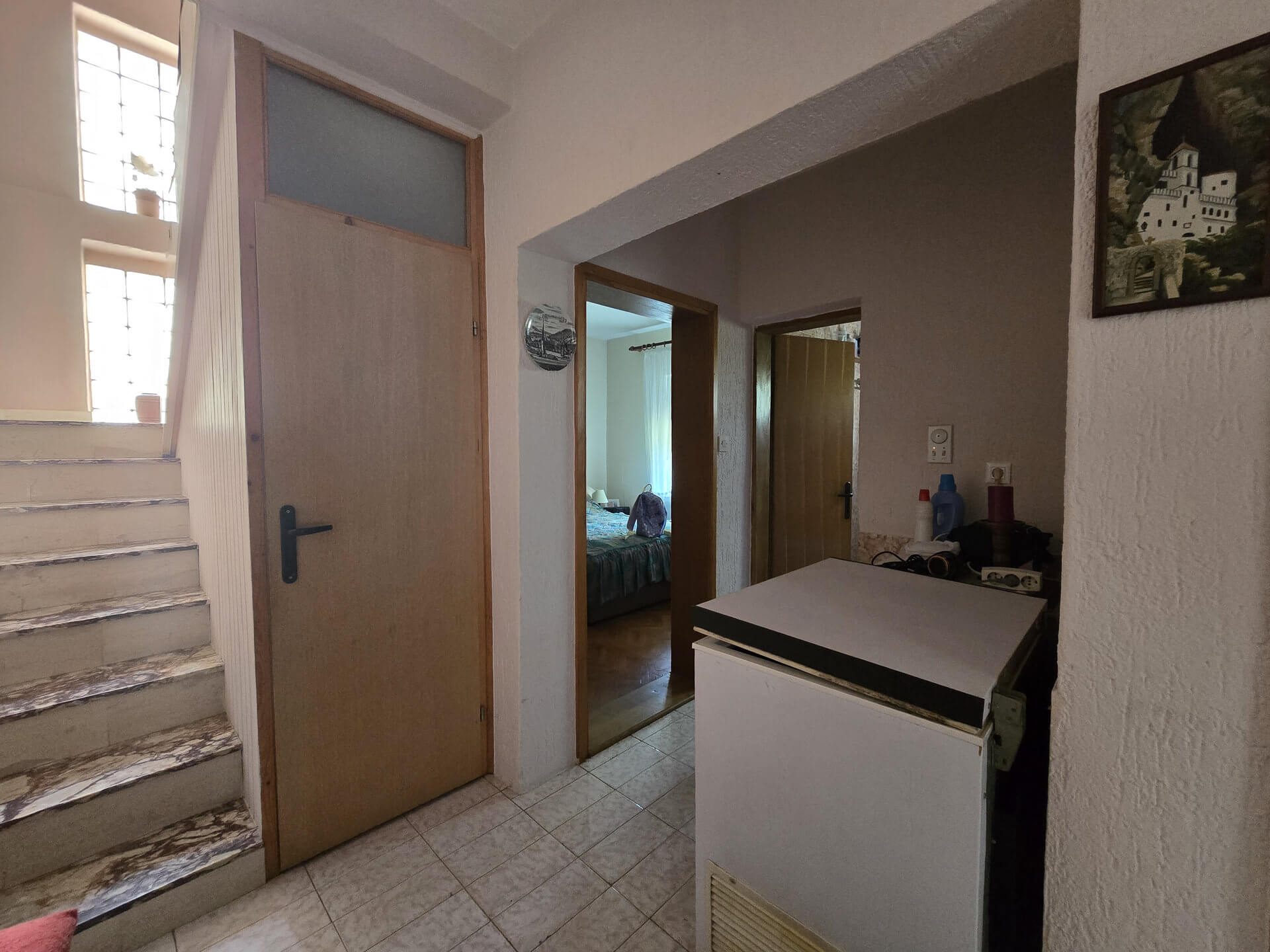 Ulaz u drugu sobu, kupatilo, ostava i stepenice za sprat