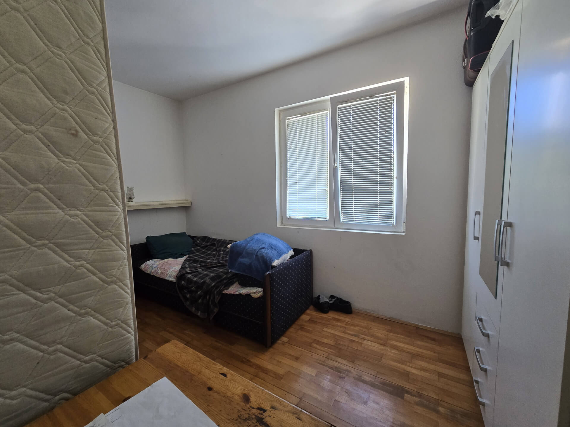 Spavaća soba sa dva kreveta i ormarom