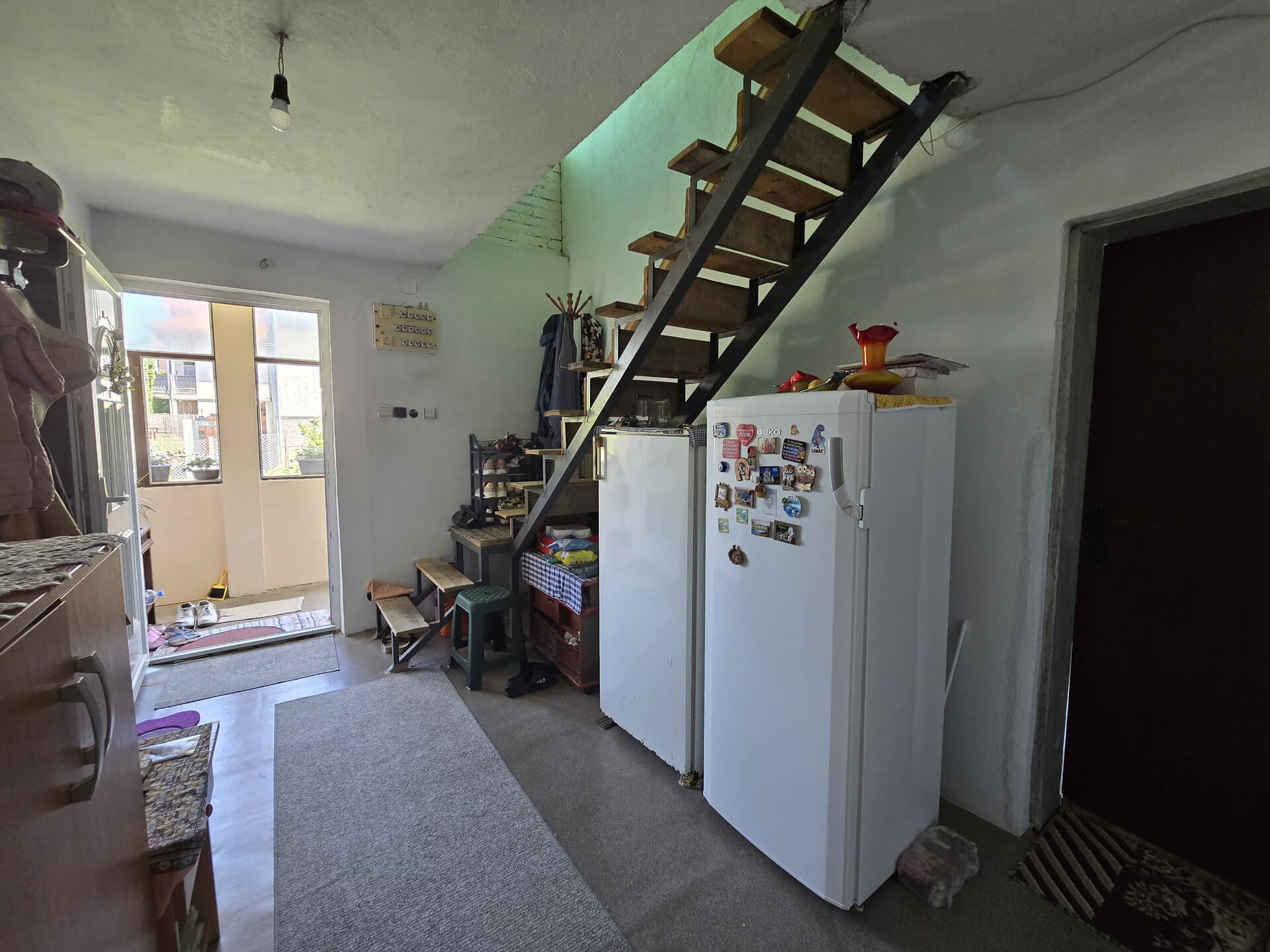 hodnik u kome su frižideri i cipelarnik