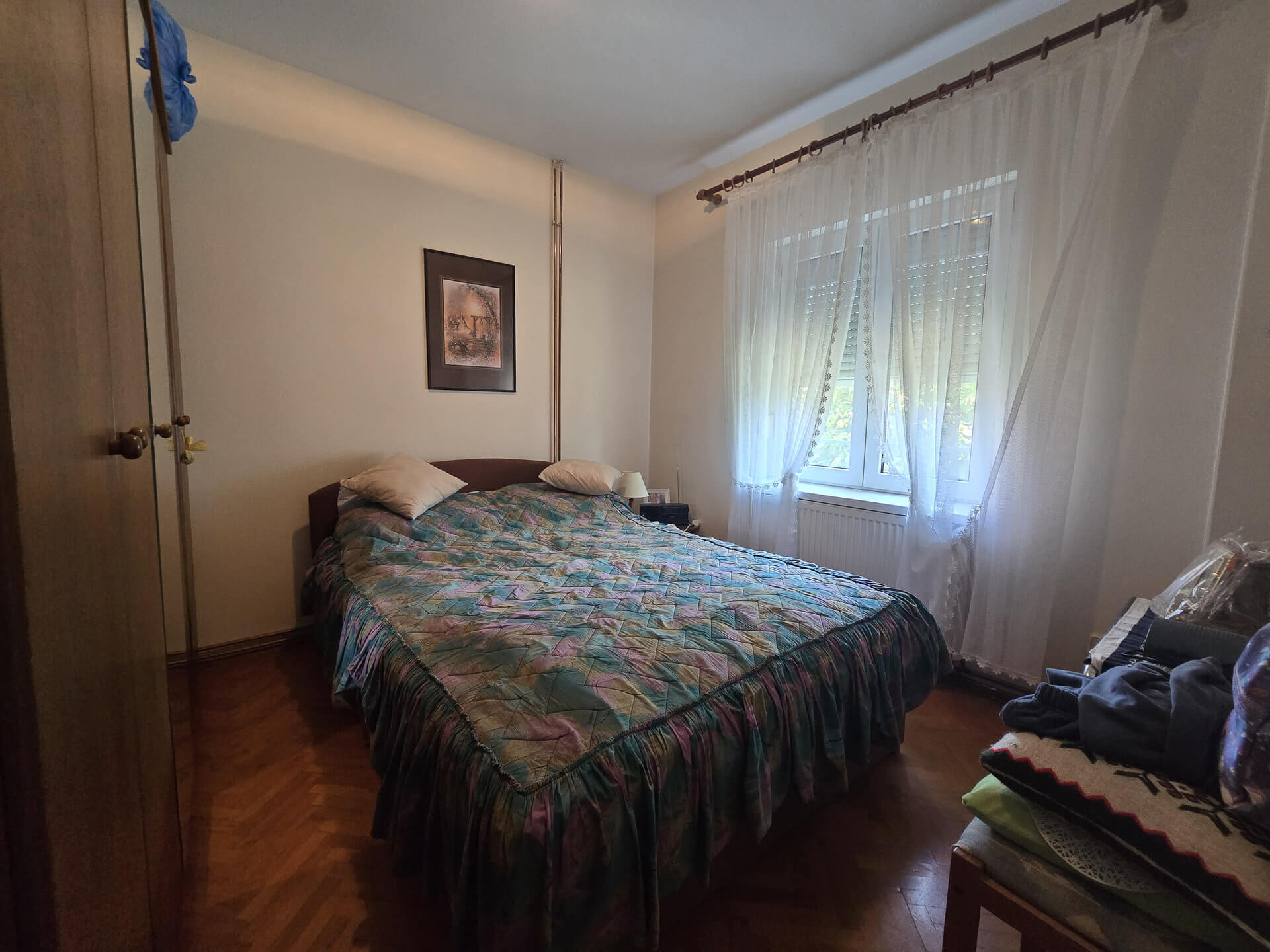 Soba u prizemlju sa velikim krevetom i ormarom