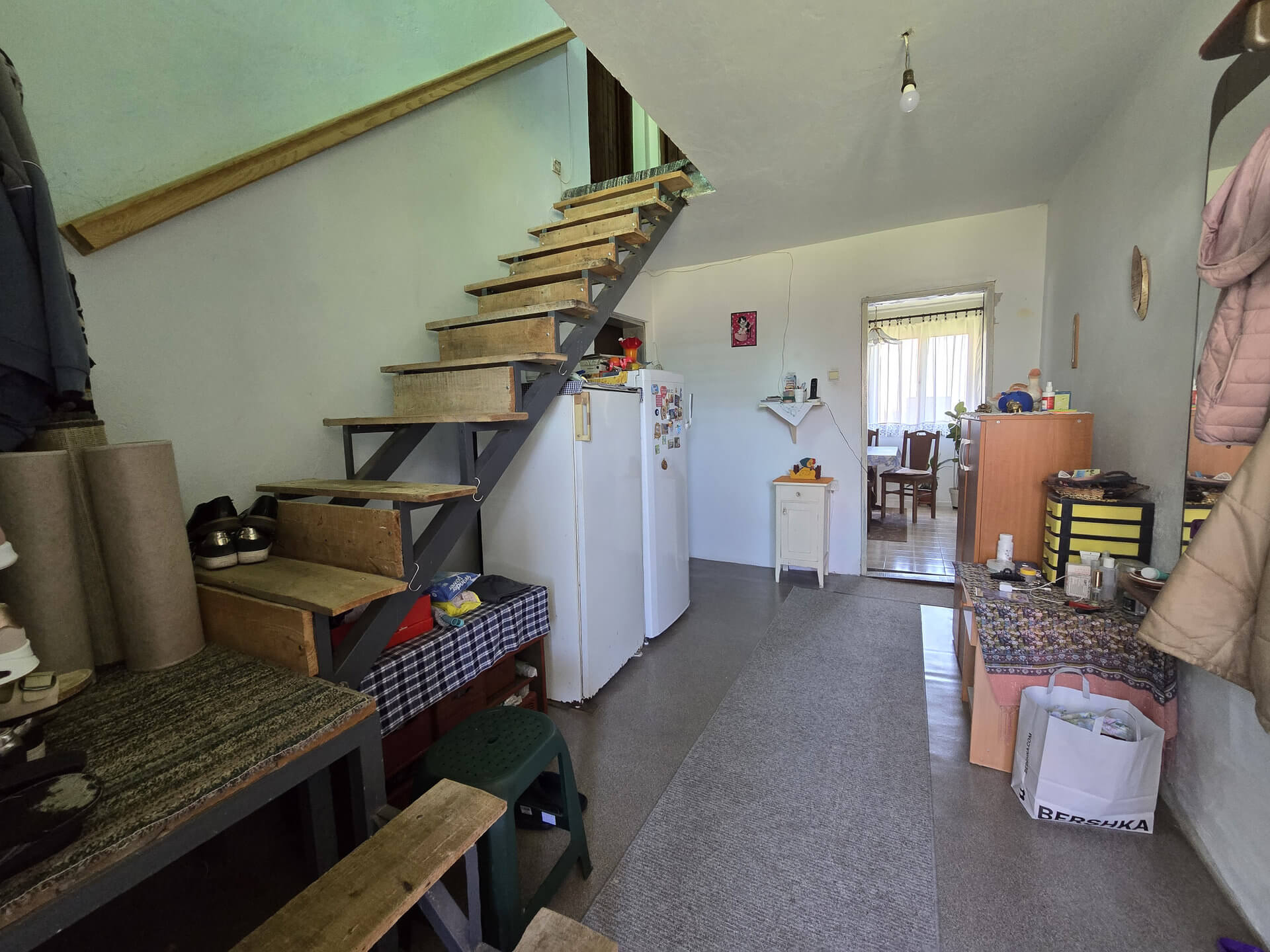 Stepenice u hodniku koje vode na sprat