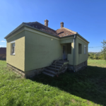 Kuća u selu Ranilović, na nešto više od 6 hektara zemlje.