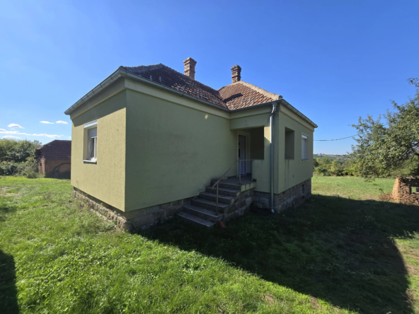 Kuća u selu Ranilović, na nešto više od 6 hektara zemlje.