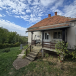 Imanje u selu Ranilović, kuća sa terasom i tremom, česma i bunar u dvorištu, preko 2 hektara zemlje