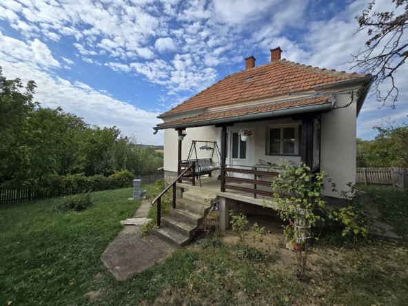 Imanje u selu Ranilović, kuća sa terasom i tremom, česma i bunar u dvorištu, preko 2 hektara zemlje