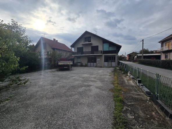 Kuća sa kamenorezačkom radionicom u prizemlju