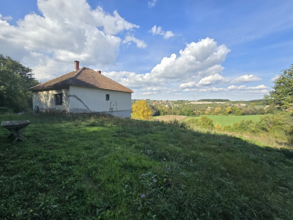 Na prodaju stara kuća koja je za rušenje. Smeštena je na proplanku odakle se pruža prelep pogled, a istovremeno je ušuškana u šumi, čime se obezbeđuje mir