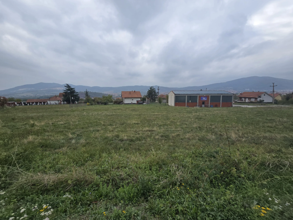 Plac u Aranđelovcu sa pogledom na Bukulju i Venčac