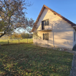 Manja kuća u Banji kod Aranđelovca. Pored puta, struja, voda, gas prošao, prizemlje 73m2, potkrovlje 40m2