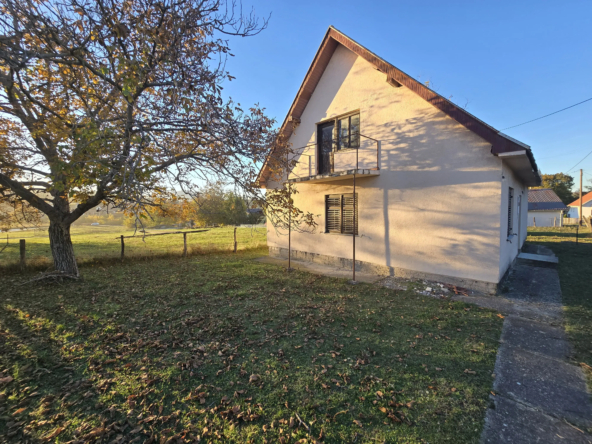 Manja kuća u Banji kod Aranđelovca. Pored puta, struja, voda, gas prošao, prizemlje 73m2, potkrovlje 40m2