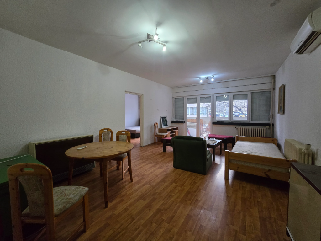 Izdaje se dvosoban stan u Aranđelovcu, na prvom spratu kod Parka Bukovičke banje