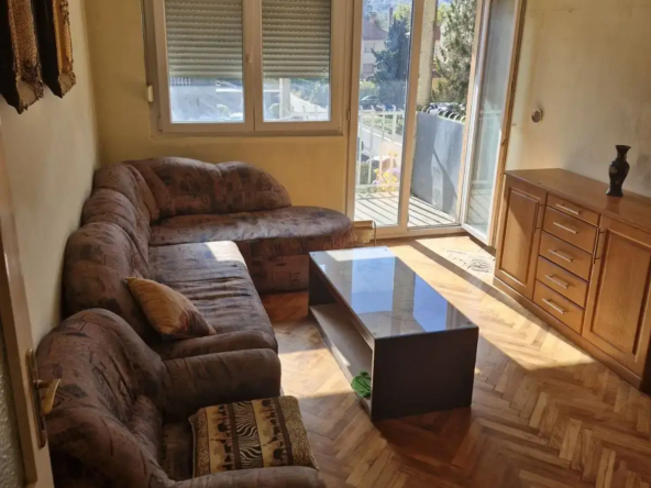 Dvoiposoban stan u Bangladešu, dnevna soba sa izlazom na terasu