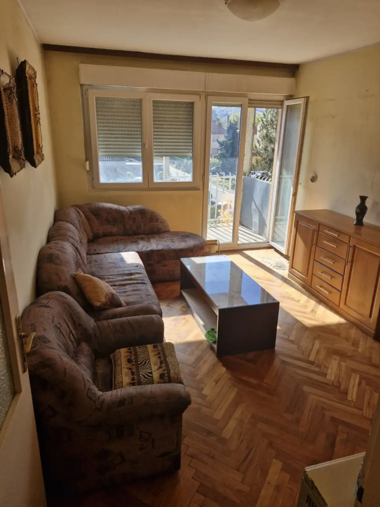 Dvoiposoban stan u Bangladešu, dnevna soba sa izlazom na terasu