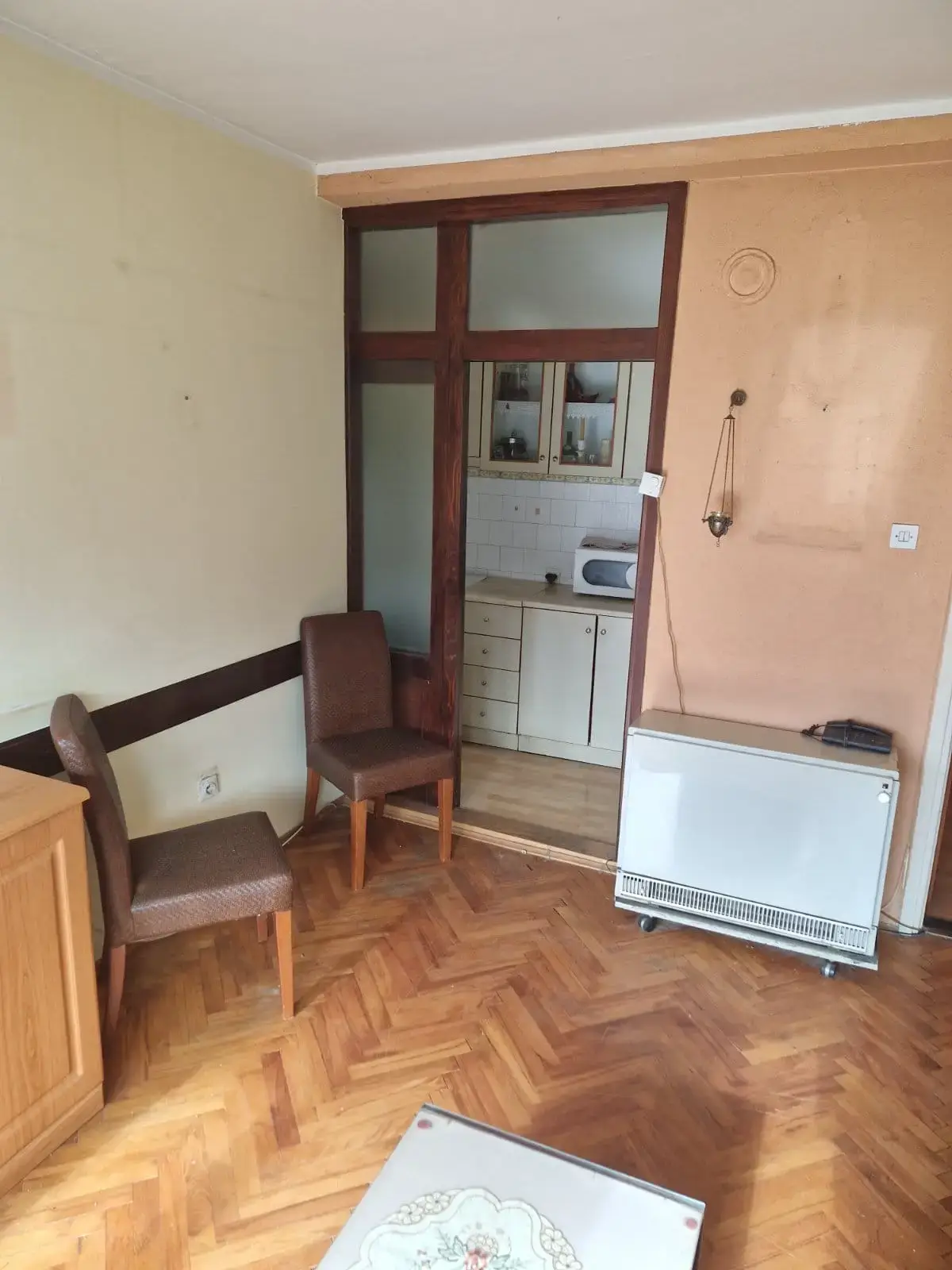 manja kuhinja, stolice, ta peć