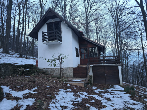 Vikendica na Bukulji, sa garažom, dve terase i zastakljenim delom u kome se nalazi roštilj.