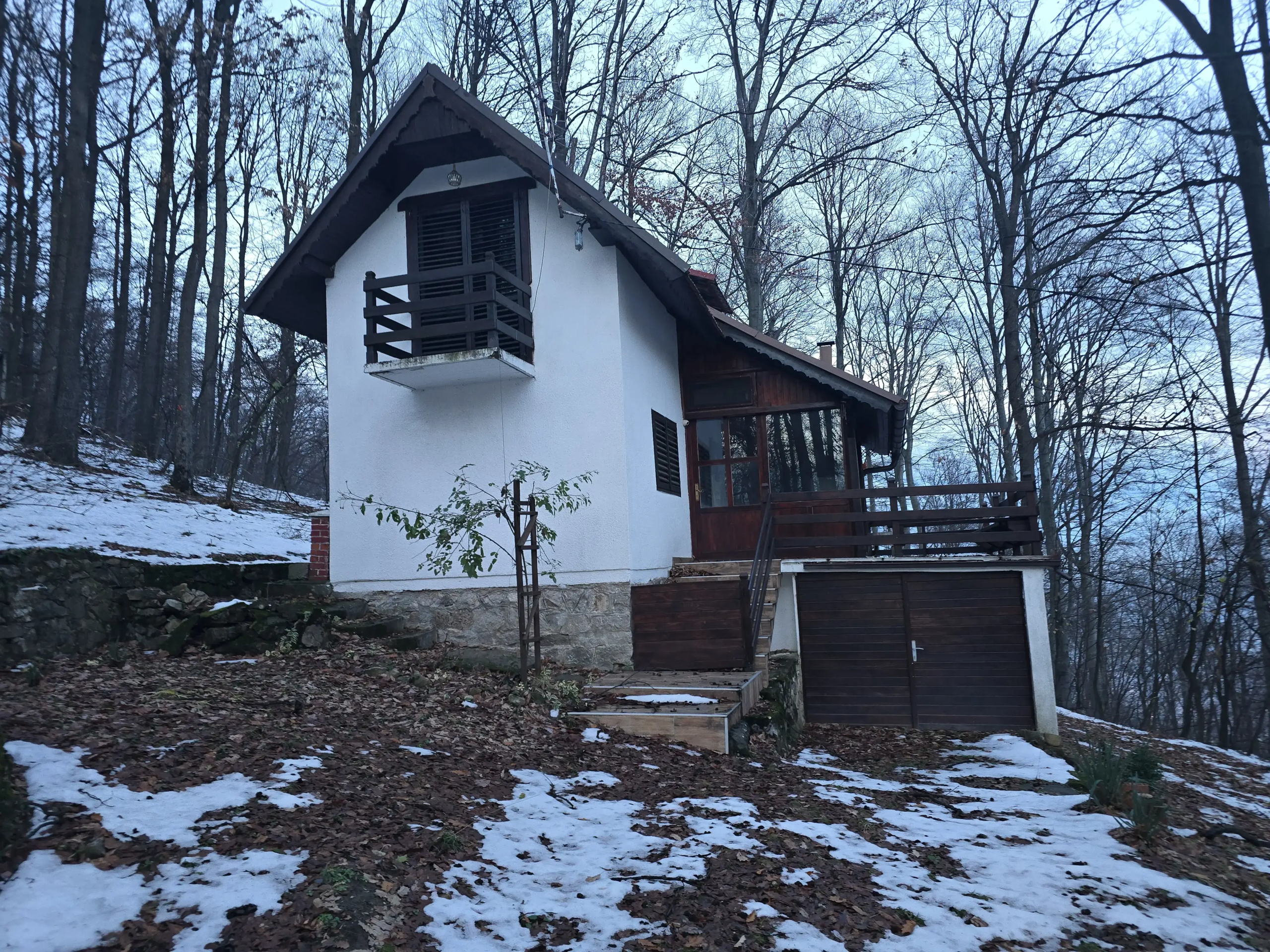 Vikendica na Bukulji, sa garažom, dve terase i zastakljenim delom u kome se nalazi roštilj.