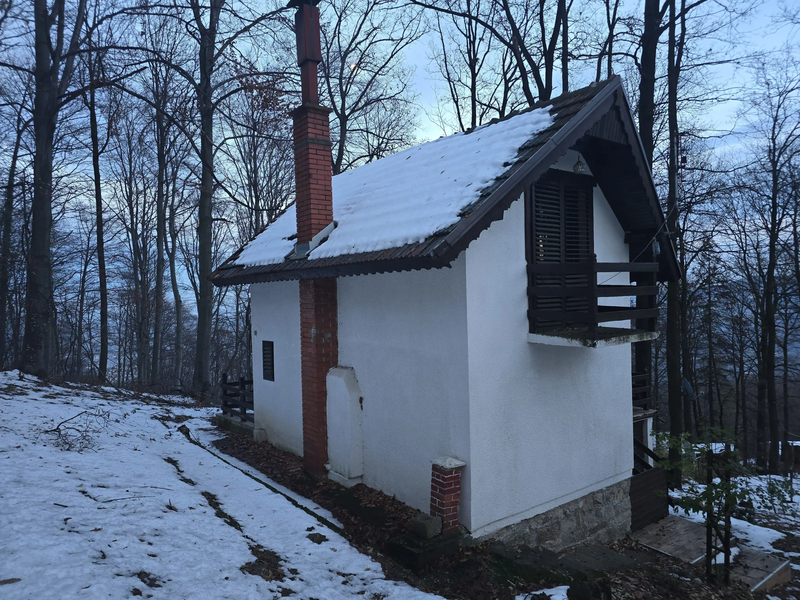 Terasa na spratu i terasa u prizemlju.