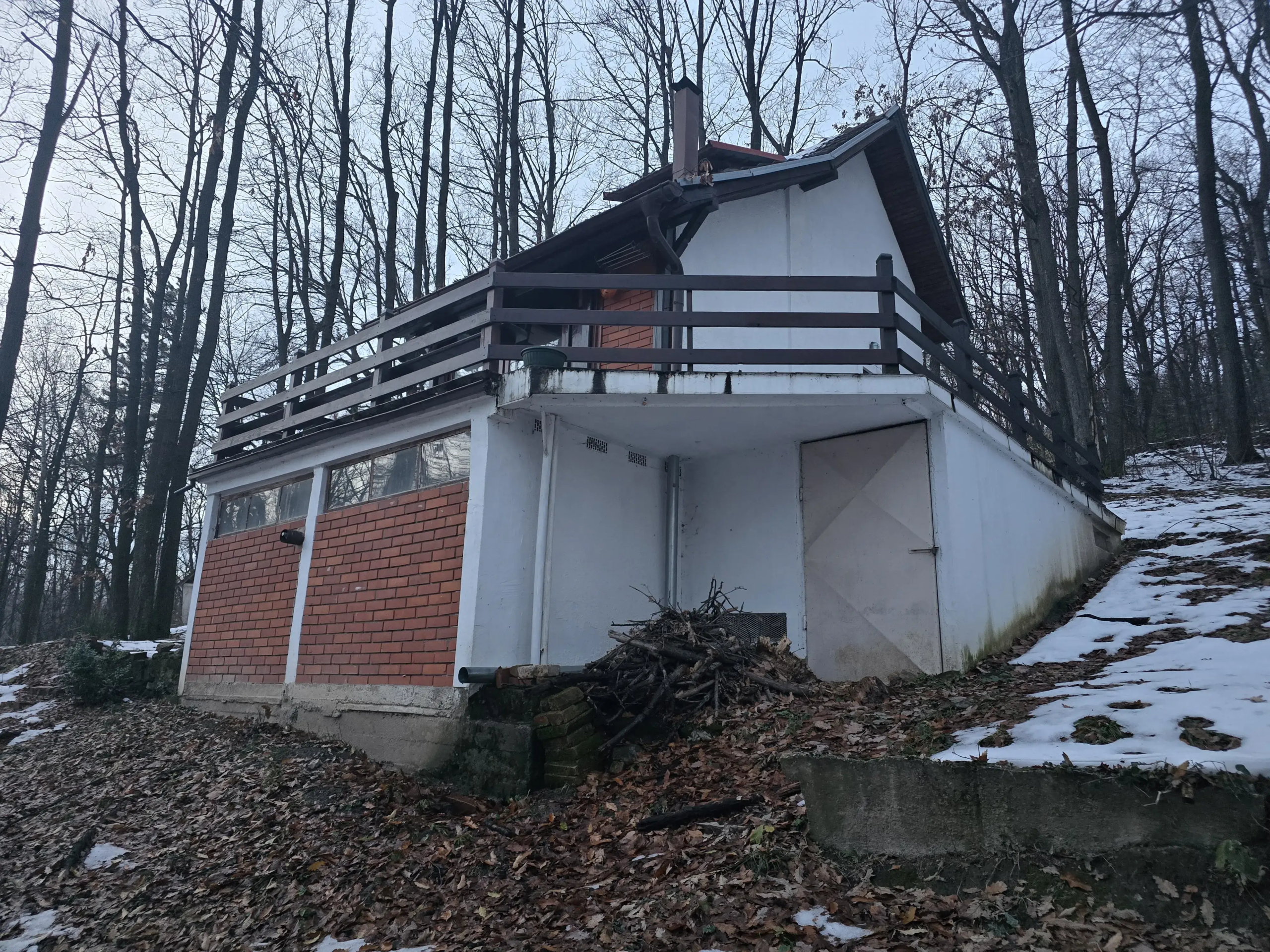 Garaža i ostava u suterenu vikendice na Bukulji